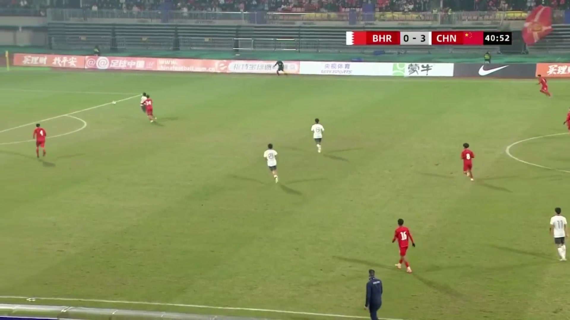 邝兆镭抢断后被放倒造对手红牌