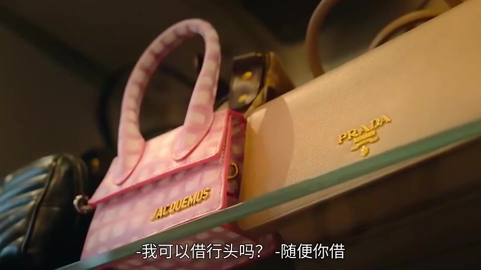 闺蜜羡慕坏了 乔治娜带闺蜜参观衣帽间就像一家服装店