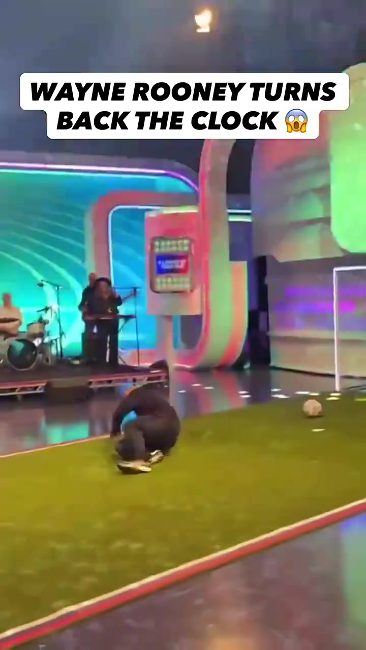 宝刀不老鲁尼挺着大肚子复刻自己经典倒钩进球