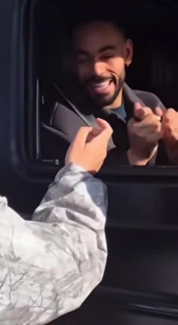 很多蹲签名的曼联球迷都表示库尼亚为人特别好愿意开玩笑