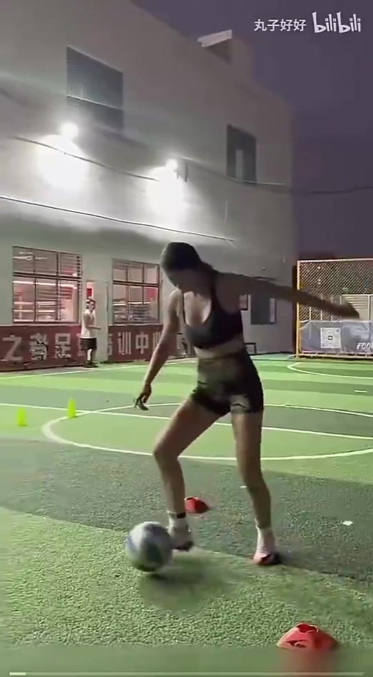 张曼源这素颜看起来真不错此前踢球时练得浑身是汗啊