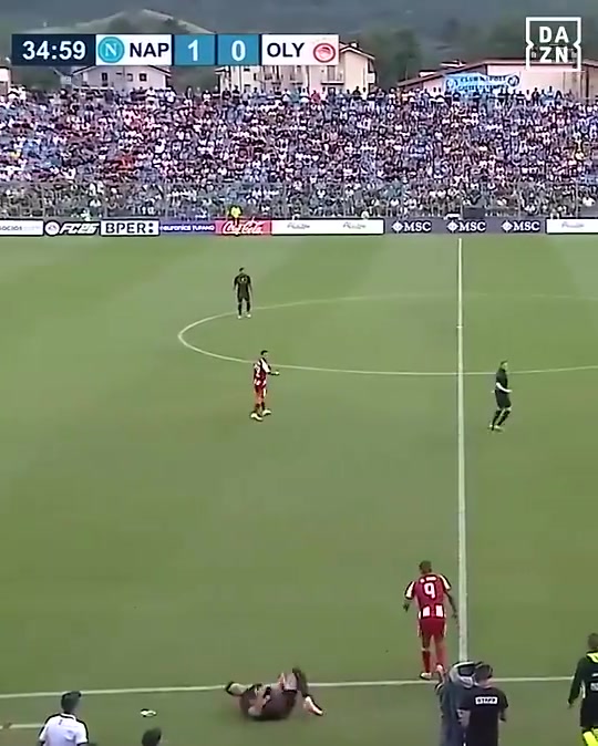 带头大哥看到自己球员被放倒孔蒂气愤冲入球场与对手发生冲突