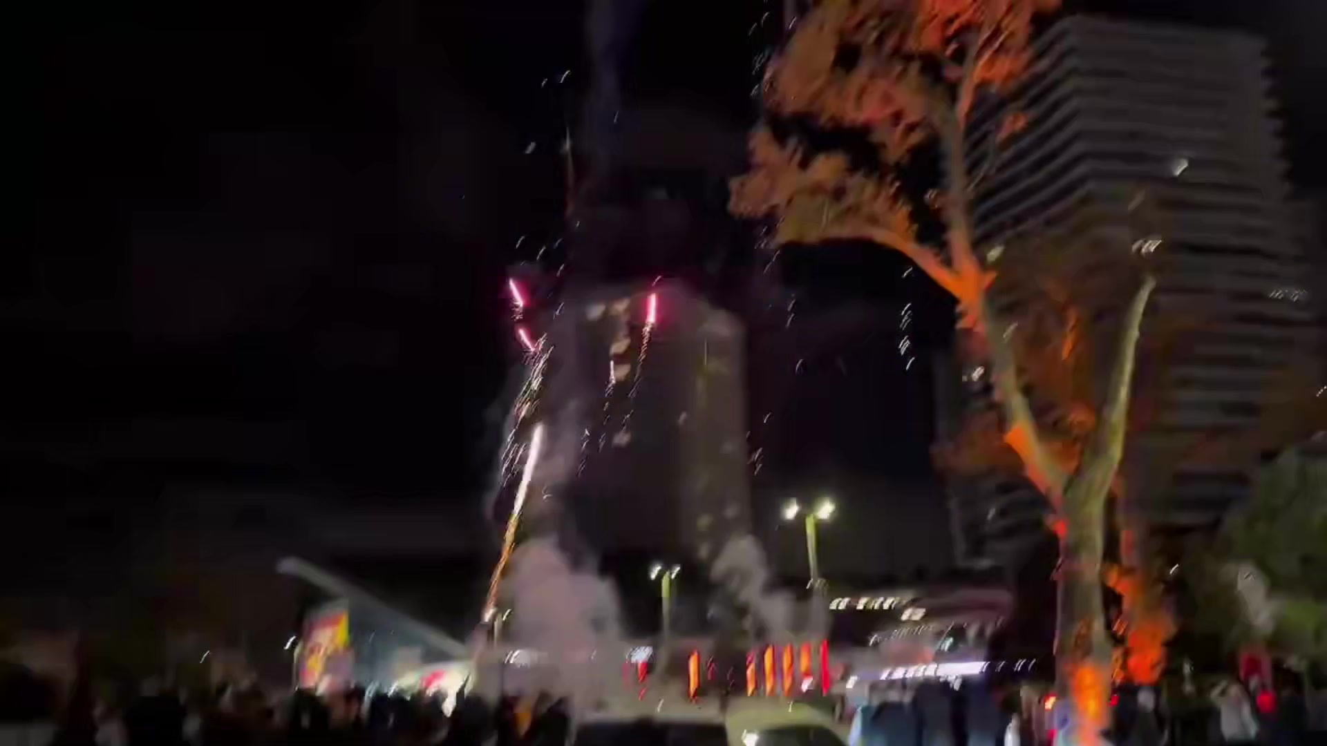 凌晨2点加拉塔萨雷球迷在利物浦球队酒店外燃放烟花