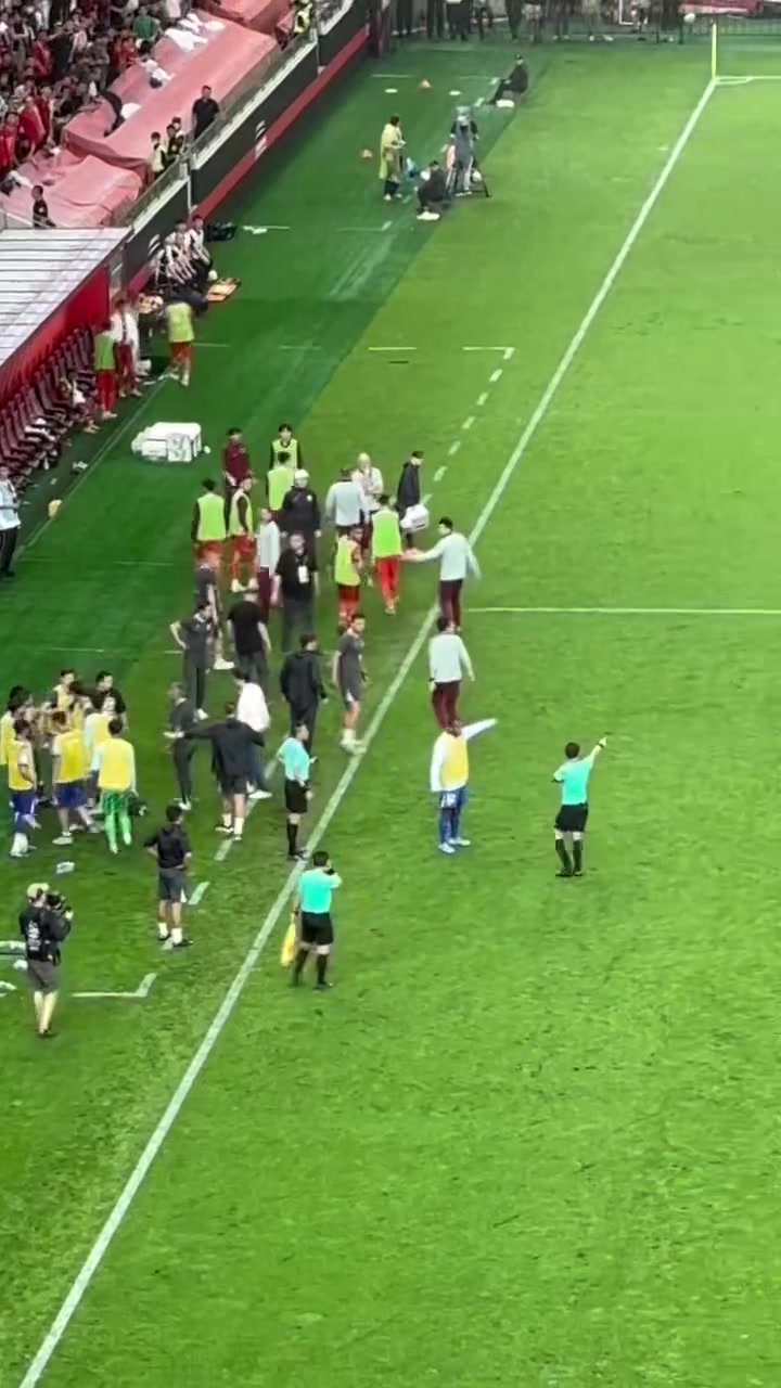 现场实拍于汉超和李帅发生口角球迷高喊李帅SB