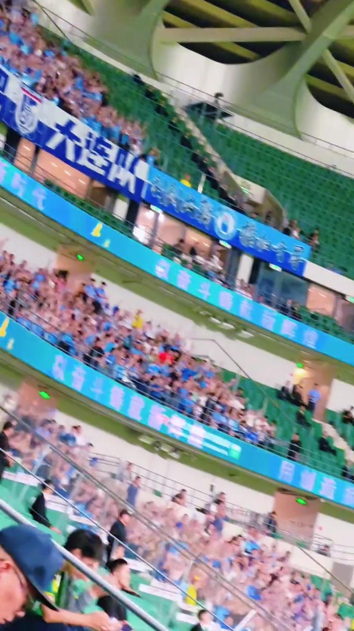 很有气势实拍大连远征军做客工体三层看台座无虚席