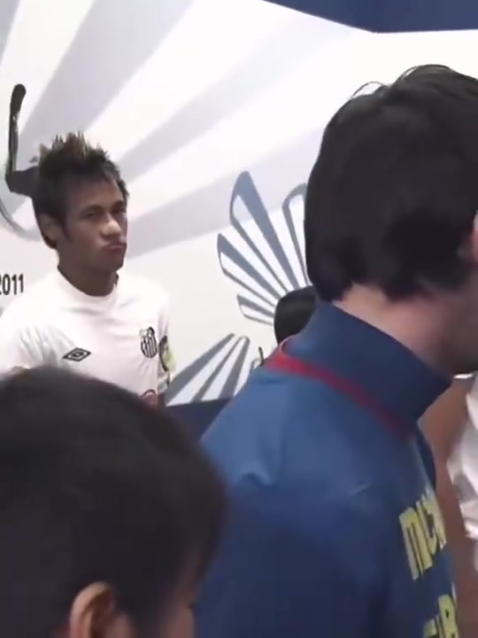 眼神不断偷瞄还记得当年内马尔第一次见到梅西时的情景吗