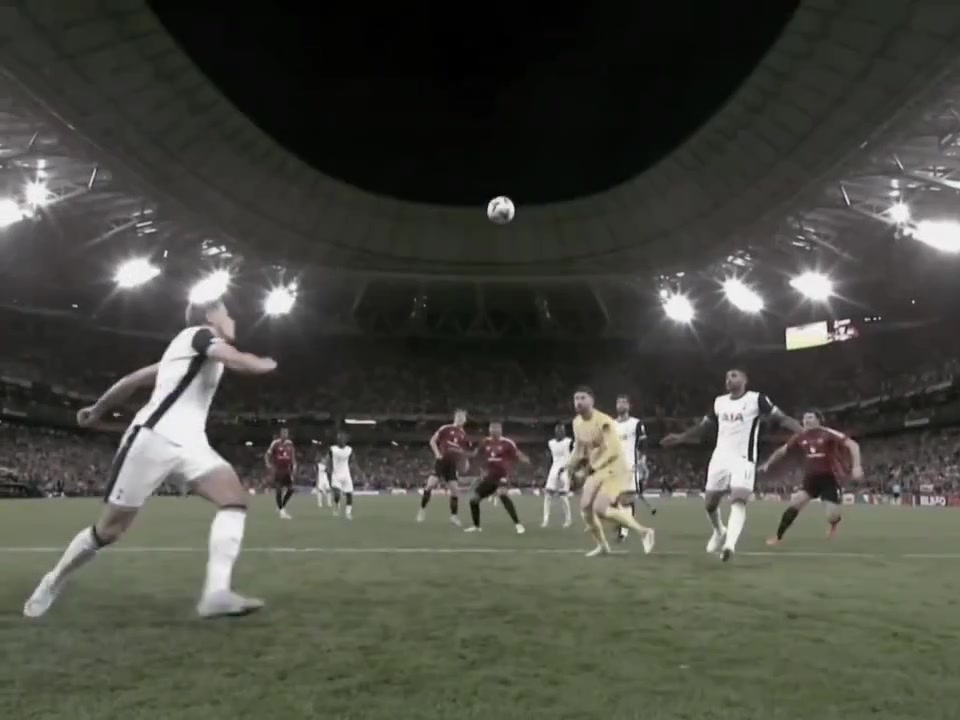 热刺球迷这一脚解围拯救了一个赛季