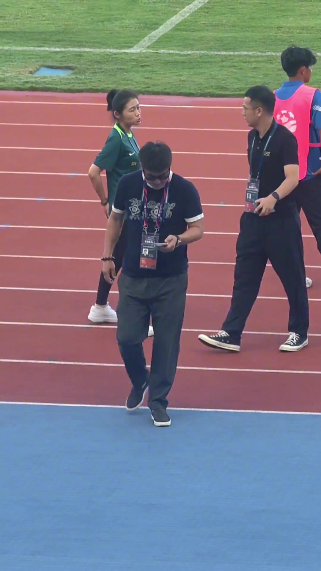 网友前国脚李明真是从年轻帅到老啊