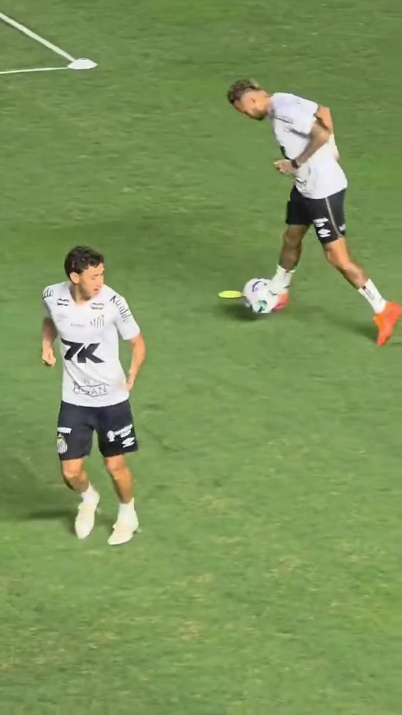 内马尔赛前训练轻盈自如还能在明年世界杯看到你的表演吗