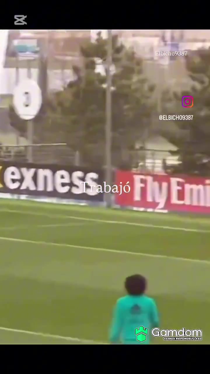 经典并非偶然C罗与卡瓦哈尔在皇马的训练中就经常练习倒钩配合