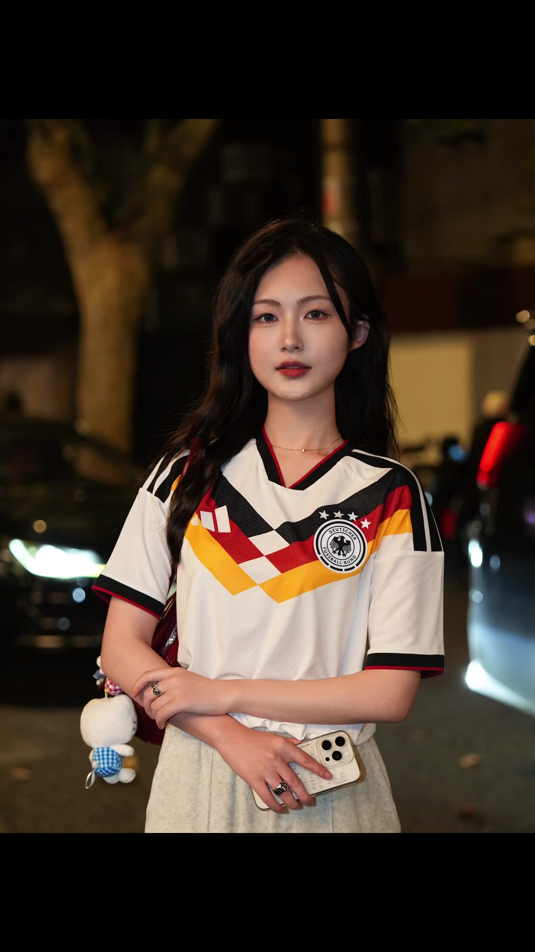 云姨穿上德国最新战袍成为街上的焦点