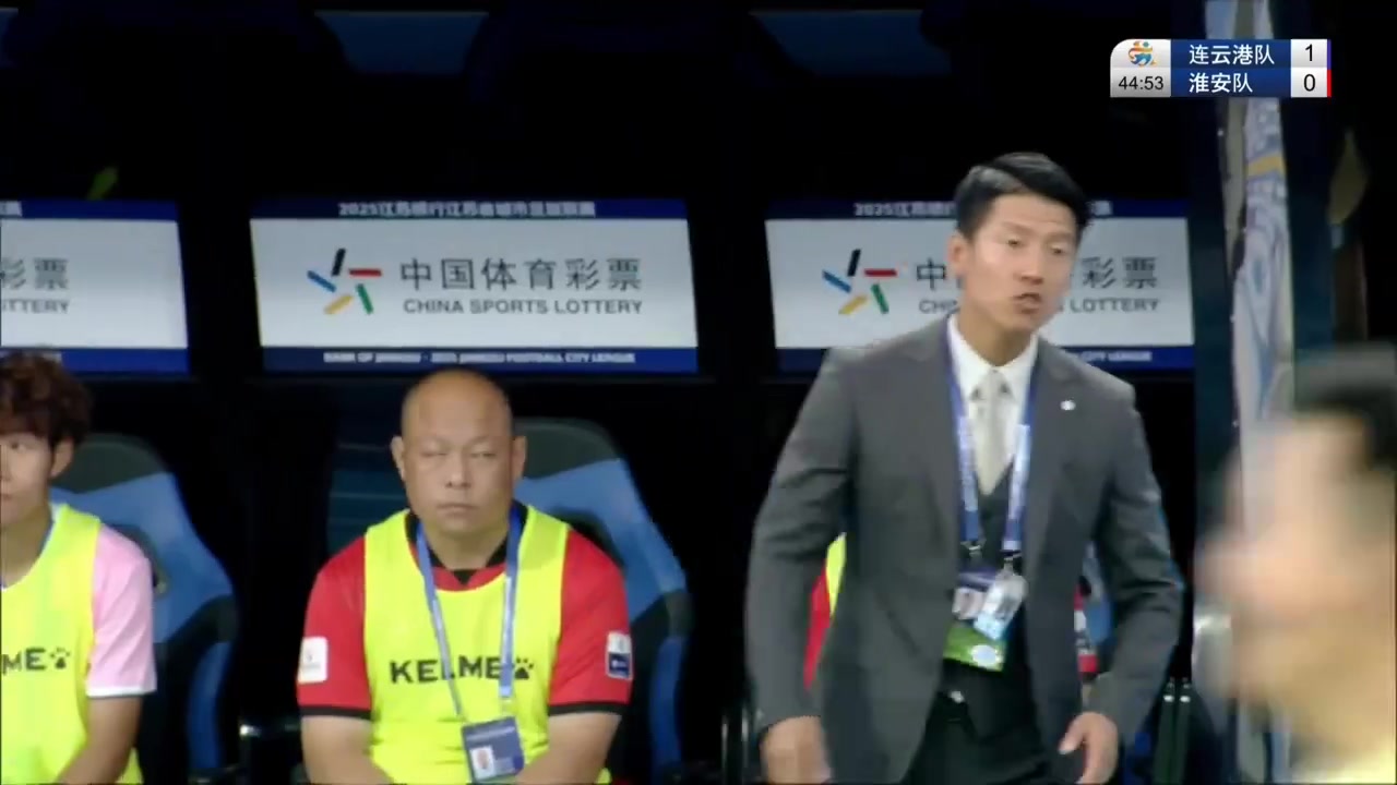 苏超赛场这二位主帅的颜值甚至是拉爆了场上踢球的球员