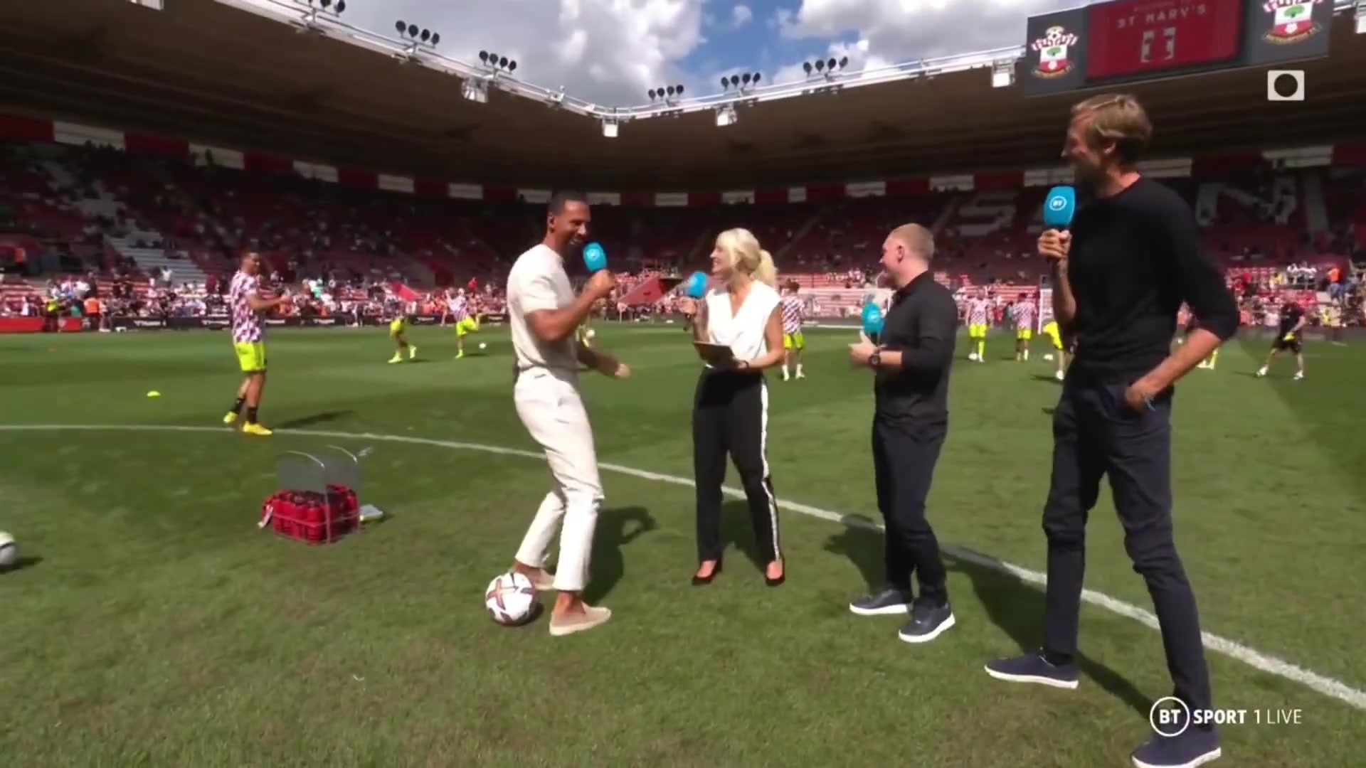 不愧是黄金射术名场面C罗赛前热身用水滋旁边的费迪南德