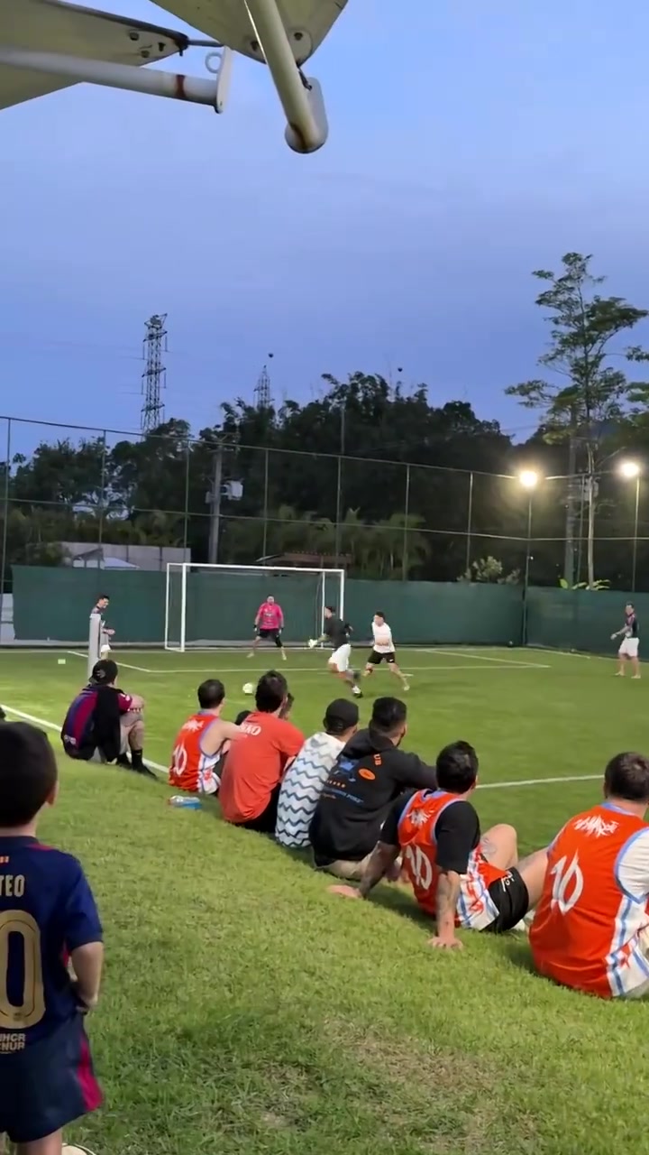 降维打击内马尔现身野球场戴门将手套秀一条龙