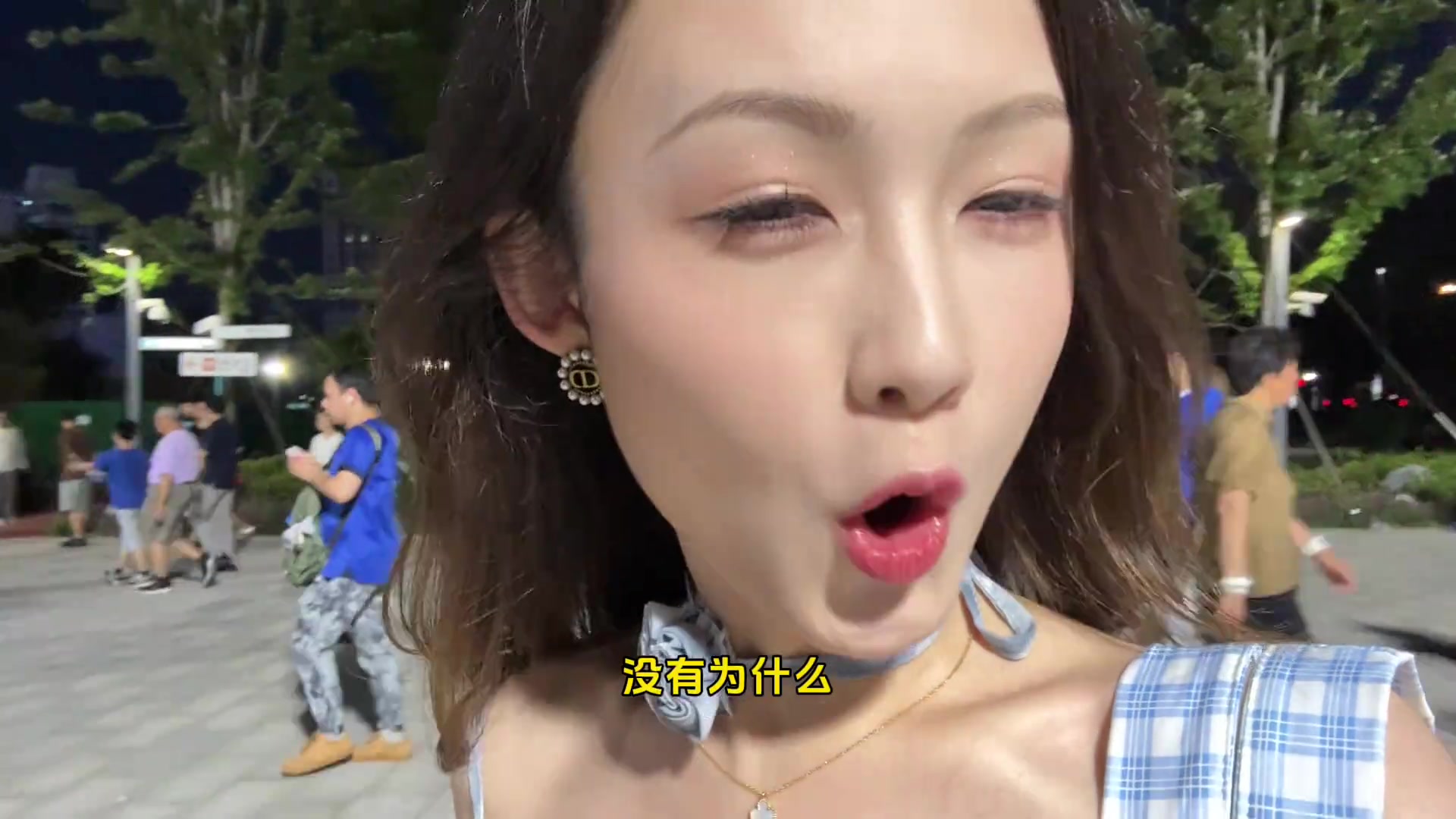 偷感很重云姨现场看上海德比这身装造很有韵味