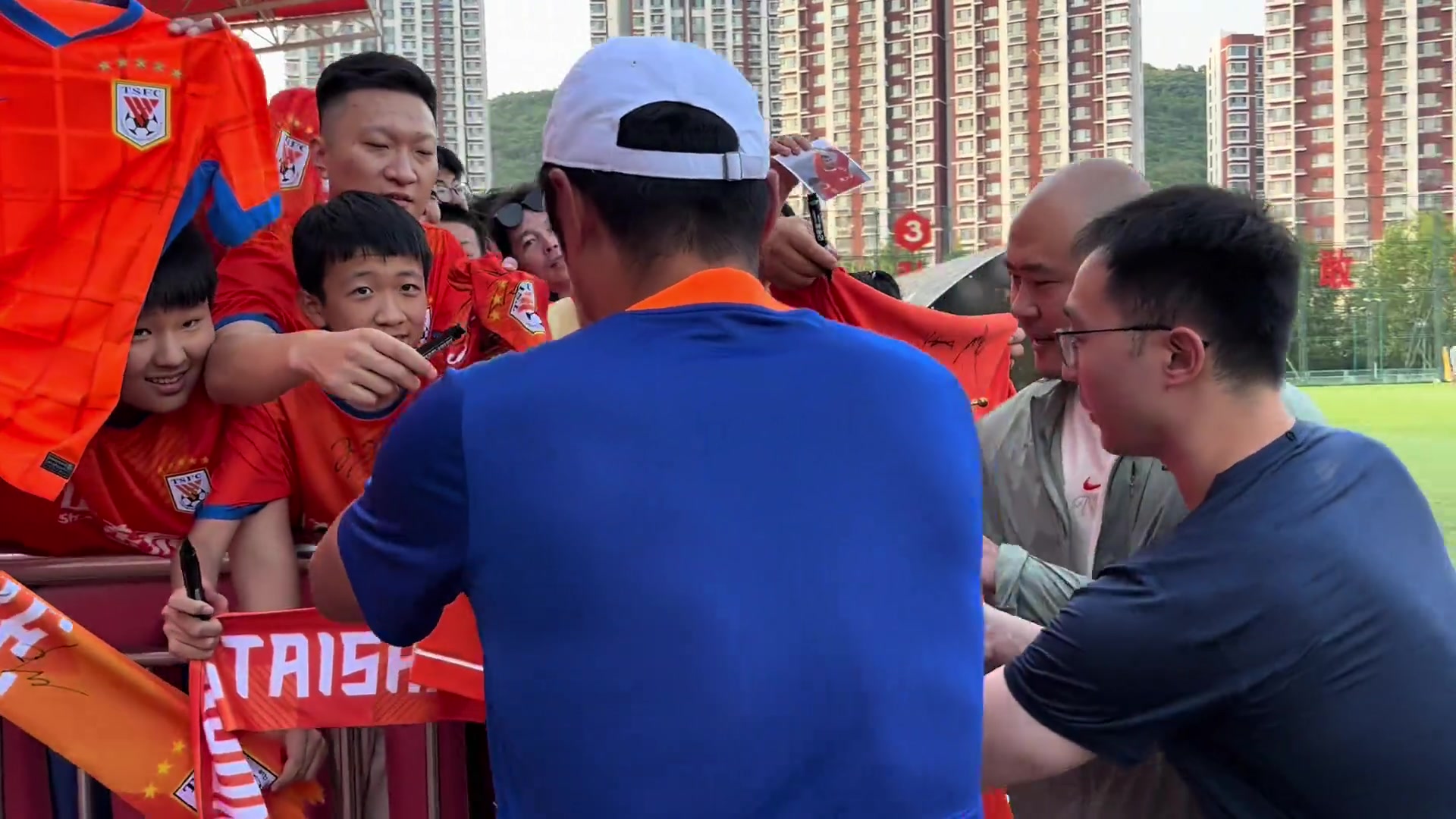 人气不输球员韩鹏给球迷签名忙得不亦乐乎