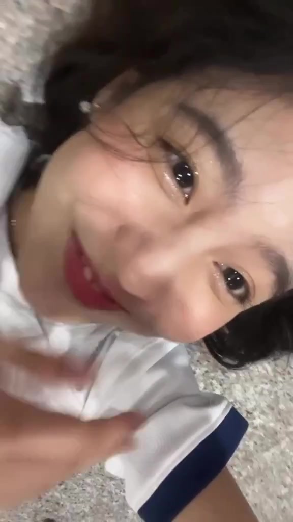 直接瘫倒在地泰国女子收到孙兴慜签名后的反应