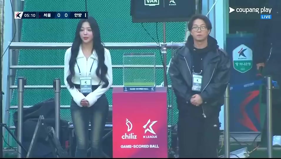 身材比真好韩国演员朴圣光和妻子来现场看林加德比赛