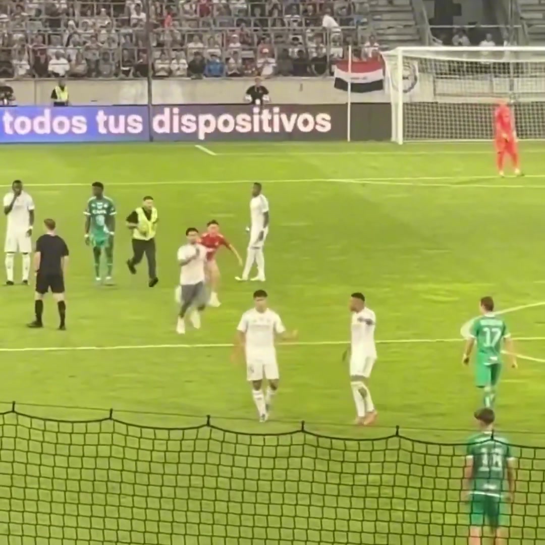 宠粉球迷冲入场内找姆巴佩要合影姆总拦住保安满足球迷