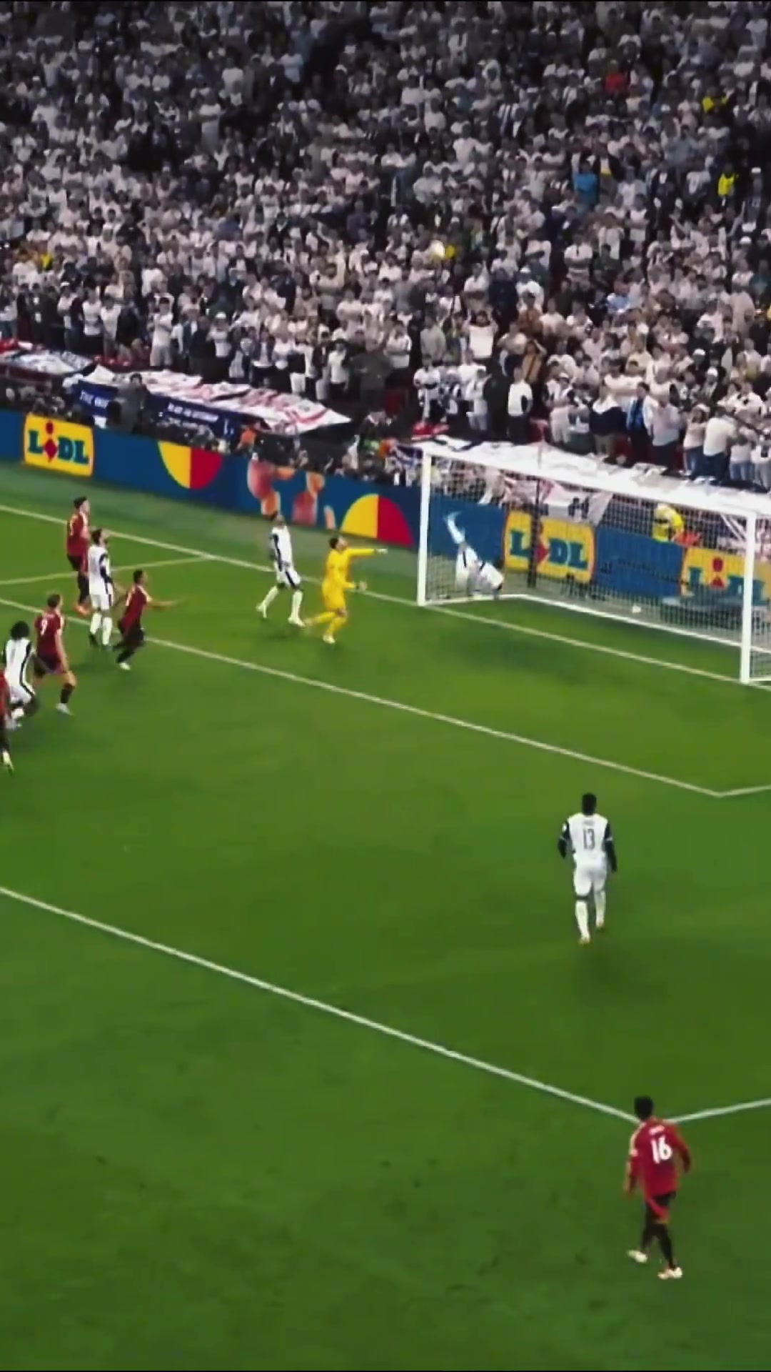 炸裂范德文门线倒钩解围足坛名画诞生了