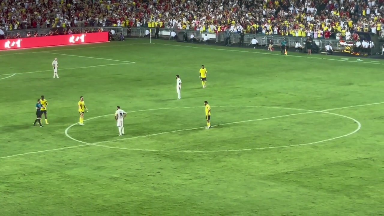 C罗球迷冲场完整版有球迷被摁住有人冲到C罗身边但没合上影