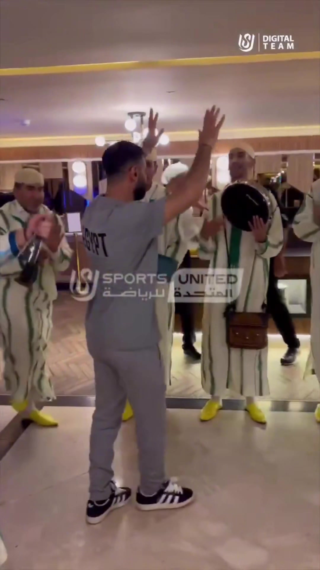 萨拉赫梅开二度率埃及晋级世界杯赛后和队友跳舞庆祝