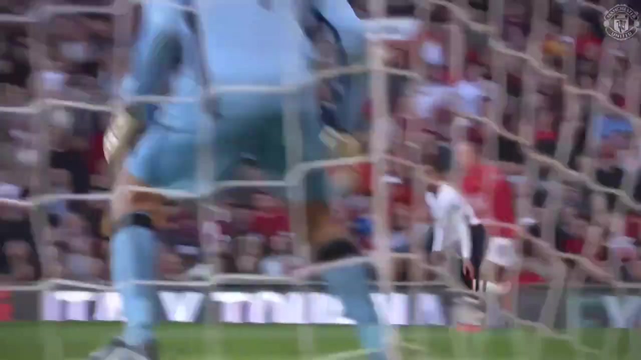 刀刻般的肌肉是他完成这记鱼跃冲顶最好的证明