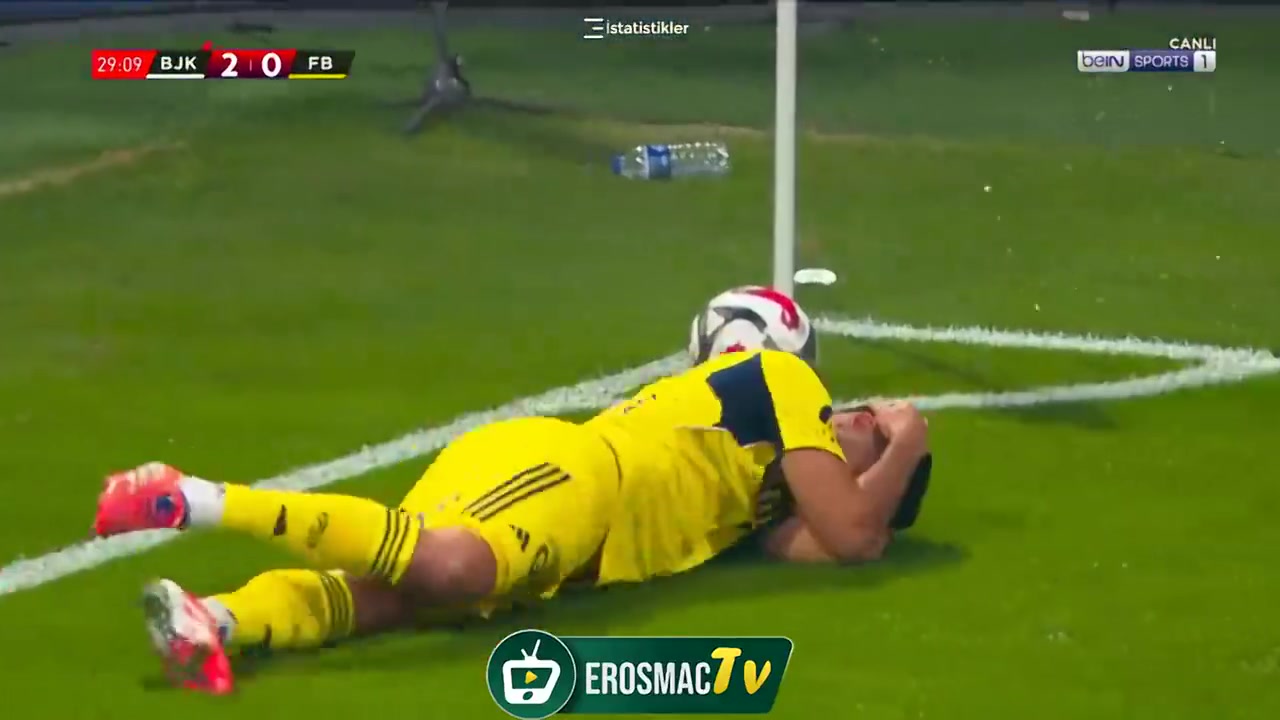 土耳其足球流氓阿森西奥被球迷扔的水瓶砸到痛苦倒地