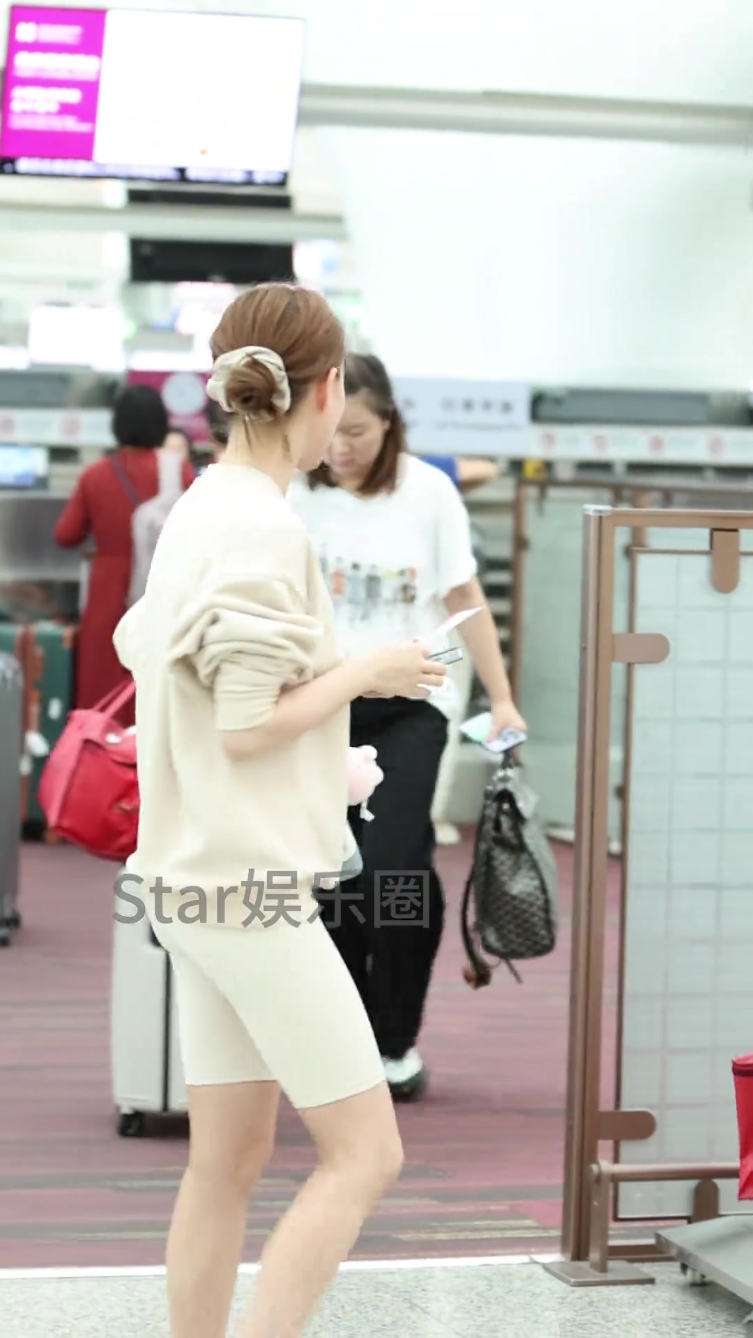 这是真公主绿军股东何猷君姐姐34岁休闲装跟小女孩似的