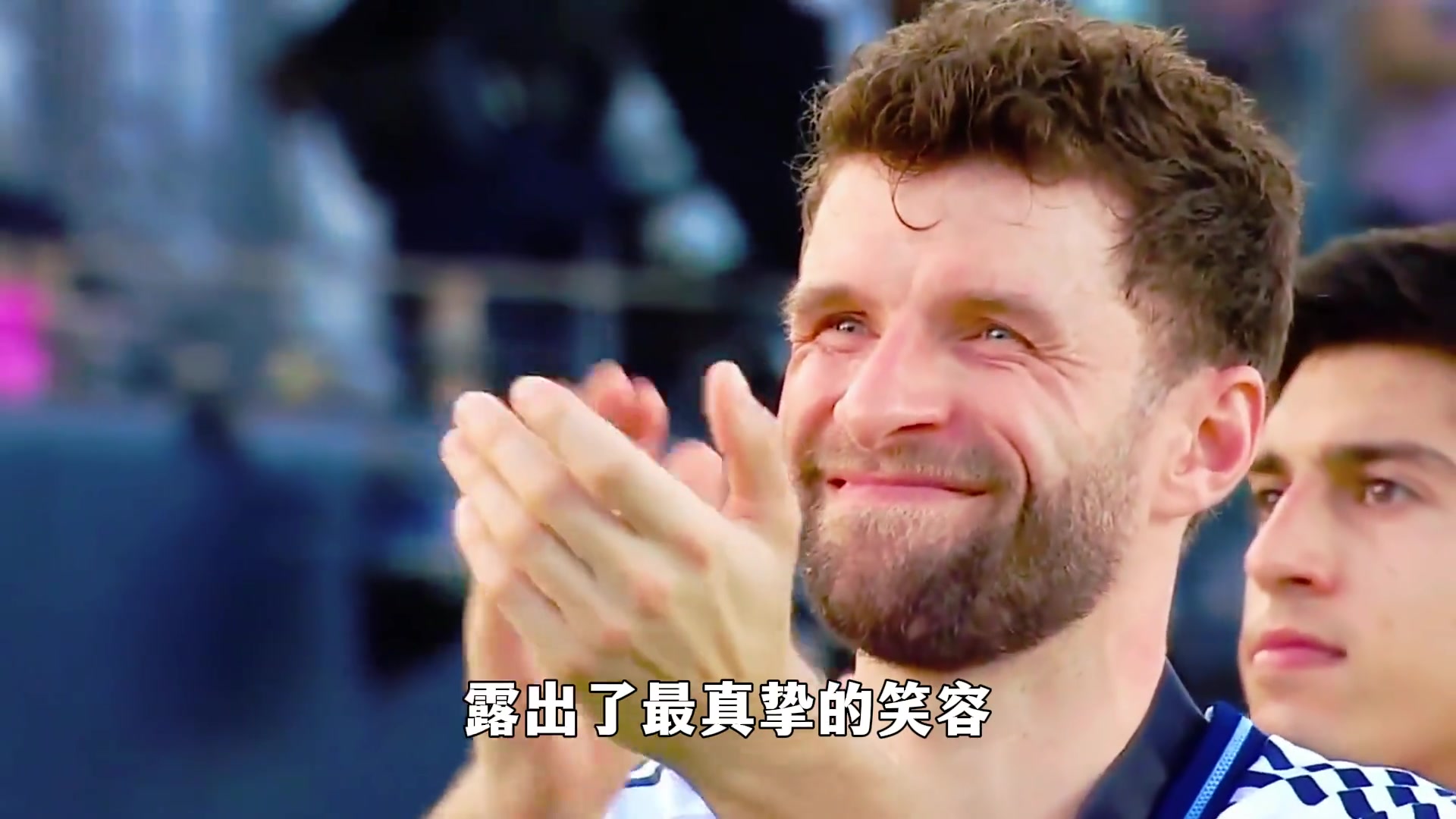 梅西捧起美职联冠军奖杯时站在一旁的穆勒露出了最真挚的笑容